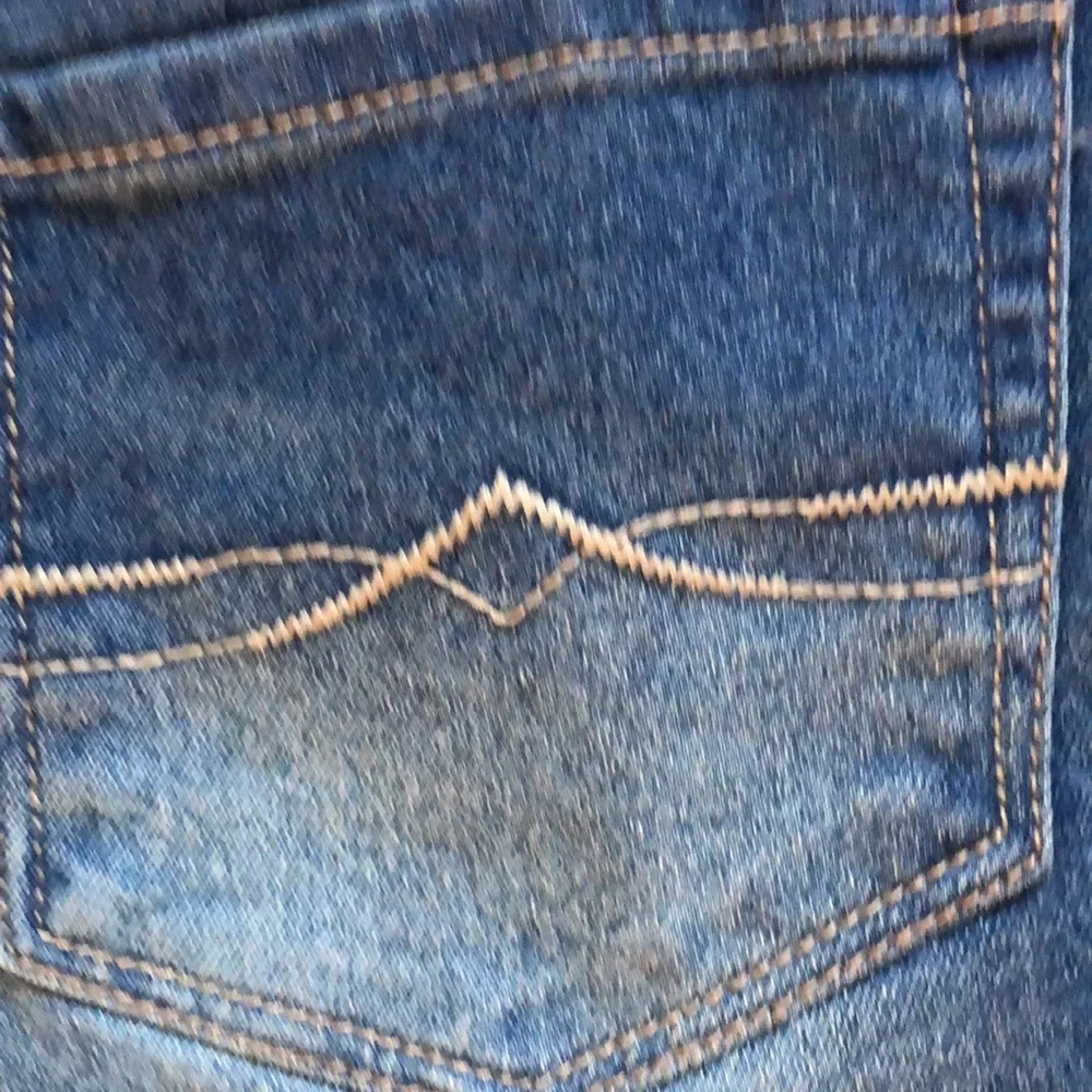 Girl’s Lucky Brand frayed hemmed Riley ADA washed jean button shorts